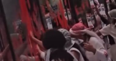 متظاهرون يلطخون بوابات سفارة إسرائيل في لوس أنجلوس بلون الدماء.. فيديو