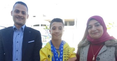 "عمر" ابن دمياط حقق أربع ذهبيات ببطولة العالم لـ"السباحة بدون يدين".. فيديو