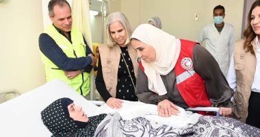 وزيرة التضامن تزور الجرحى والمصابين الفلسطينيين بمستشفى العريش