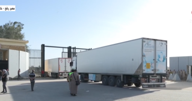 القاهرة الإخبارية: أكثر من 50 شاحنة مساعدات أمام معبر رفح تستعد للدخول إلى غزة