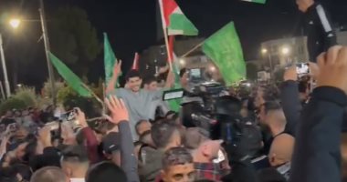 احتفالية بأعلام فلسطين بعد وصول الأسرى القصر إلى بلدة بيتونيا.. فيديو