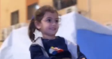 علامات الفرح على ملامح الطفلة الفلسطينية "سيلا" بسبب الهدنة.. فيديو وصور