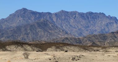 محاولات لاستخراج شاب عالق أعلى منطقة جبلية بسوهاج