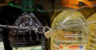 متاجر إسبانية تضع أقفالا على زجاجات زيت الطهى والزيتون بسبب السرقة.. صور