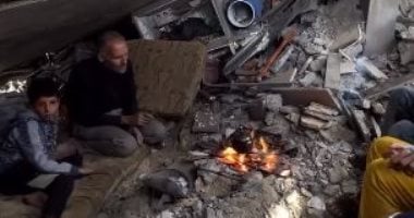 "لن نرحل أبدًا".. عائلة فلسطينية تسكن تحت أنقاض منزلها بعد قصفه.. فيديو