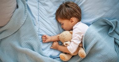 أطعمة ومشروبات تساعد الأطفال على نوم هادئ "من غير قلق"