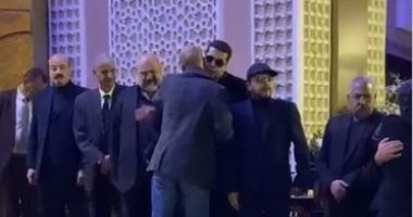 انهيار خالد الصاوي وبكاء هنيدي فى عزاء طارق عبد العزيز  