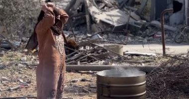 لم تقف الحياة بعد.. فلسطينية تسخن المياه على الحطب لتحمم أبناءها "فيديو"