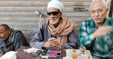 عم سيد عمره 75 سنة ولسة بيعافر.. يعمل منذ 30 عاما فى بيع الخردة والموبايلات بقنا