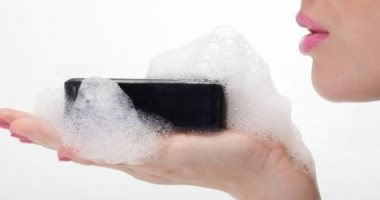صابون الفحم.. كيف يساعد الكربون جلدك على التخلص من السموم والالتهابات 