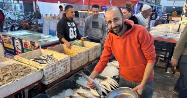 انتشار أنواع عديدة من الأسماك والبحريات فى سوق أسماك بورسعيد.. فيديو