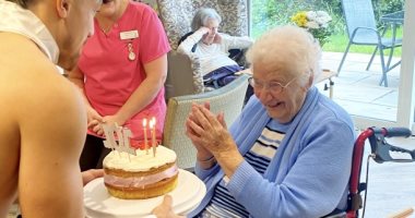 جدة تكشف عن سر عمرها الطويل فى الاحتفال بعيد ميلادها الـ 101 