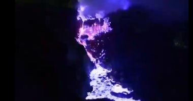 "النار الزرقاء" تظهر أعلى بركان بإندونيسيا وتفاجئ السياح ..فيديو