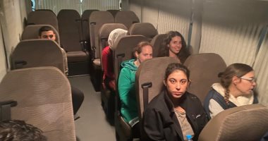وصول حافلة الإسرائيلين المفرج عنهم ضمن الجولة السابعة للتبادل إلى معبر رفح