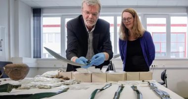 اكتشاف 6 آلاف عملة من العصور الوسطى و7 سيوف من العصر البرونزي بألمانيا