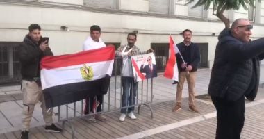 بالأعلام المصرية.. احتفالات المصريين في اليونان بالانتخابات الرئاسية 