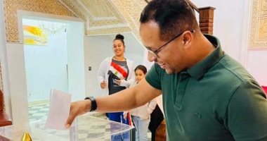 المصريون فى الجزائر يصطحبون أبناءهم أثناء التصويت بانتخابات الرئاسة