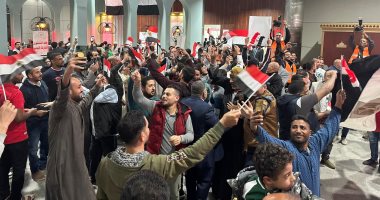 حشود الجالية المصرية بالكويت يرسمون صورة فى حب الوطن بثانى أيام الانتخابات