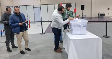 المصريون بالسعودية يختارون الرئيس وناخب يشارك طفله وضع ورقة التصويت.. صور