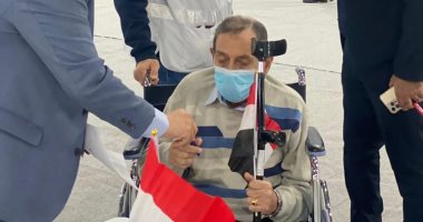 توافد الناخبين على سفارة مصر بالكويت.. ويهتفون: "تحيا مصر.. السيسي رئيسى".. فيديو
