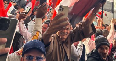 مصريون يلتقطون صور "سيلفى" أمام لجان الانتخابات الرئاسية بالخارج لعام 2024