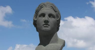 حكاية تمثال الإسكندر الأكبر بساحة مكتبة الإسكندرية.. اعرف التفاصيل