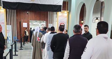 طوابير الجالية المصرية فى الكويت للتصويت بالانتخابات الرئاسية.. فيديو وصور