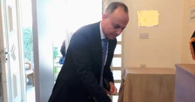 سفير مصر لدى فلسطين يدلي بصوته في الانتخابات الرئاسية