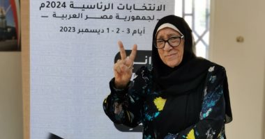 سيدة مسنة تدلى بصوتها بالانتخابات بسلطنة عمان