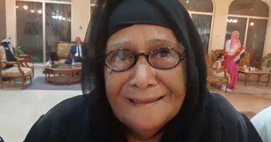 مسنة مصرية تدلي بصوتها في الانتخابات بالعاصمة العمانية مسقط