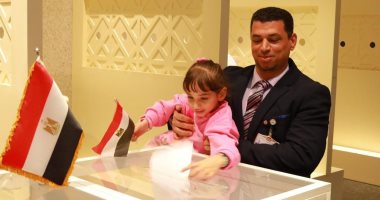 "أجيال ورا أجيال".. أطفال مصر بالخارج يشاركون أسرهم لحظات التصويت بالانتخابات