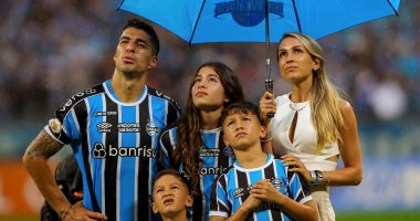 سواريز وعائلته يودعون جماهير جريميو البرازيلي قبل مزاملة ميسي.. صور