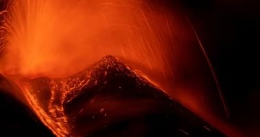 بركان إتنا فى إيطاليا يطلق 250 انفجارا مع طرد الحمم البركانية والرماد..فيديو