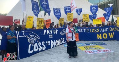 نشطاء ينظمون وقفة احتجاجية في COP28  للمطالبة بتعويضات الأضرار المناخية