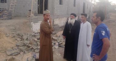راعى كنيسة بقرية المراشدة فى قنا يتبرع بأسمنت لبناء مسجد.. صور