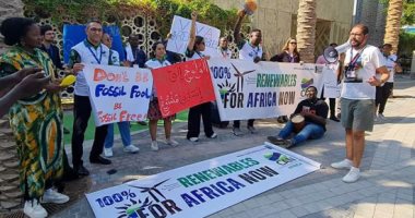 منظمات ونشطاء من أفريقيا يرفعون شعارات ولافتات ضد الوقود الأحفوري في COP28