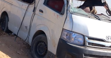 إصابة 16 مواطنا فى انقلاب سيارة ميكروباص على الطريق الصحراوى بإسنا.. صور
