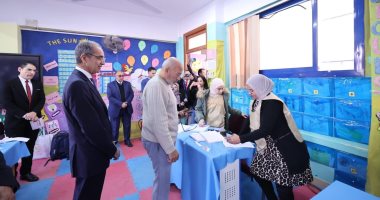 وزير الاتصالات عمرو طلعت ينتظر دوره فى لجنته الانتخابية للإدلاء بصوته