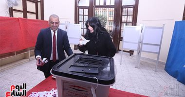 حورية فرغلى تصوت فى انتخابات الرئاسة بمدرسة قصر الدوبارة بوسط البلد