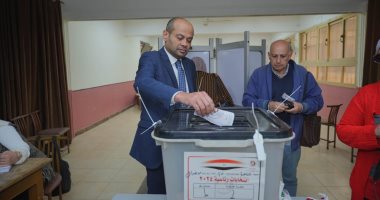 رئيس البورصة المصرية يدلي بصوته في الانتخابات الرئاسية بمدينة نصر