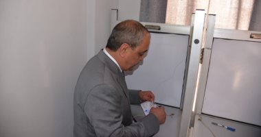 محافظ الإسماعيلية يدلى بصوته فى الانتخابات الرئاسية بلجنة الوافدين.. صور