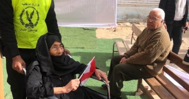 الشرطة تساعد كبار السن بلجان الانتخابات الرئاسية فى شمال سيناء.. صور