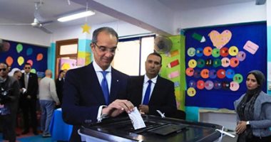 وزير الاتصالات يدلى بصوته ويدعو المواطنين للمشاركة فى الانتخابات
