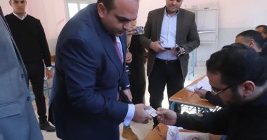 نائبا محافظ الإسكندرية يدليان بصوتيهما فى الانتخابات الرئاسية.. صور