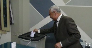 رئيس جامعة المنيا يدلي بصوته الانتخابى في مقر لجنته بمدرسة سعد زغلول.. صور