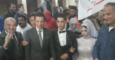 عروسان بملابس الزفاف يصوتان فى انتخابات الرئاسة بمنشأة القناطر.. صور