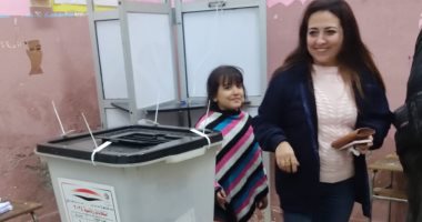 سيدة تصطحب ابنتها فى التصويت بانتخابات الرئاسة بشبرا.. صور 