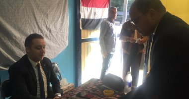 السفير أحمد أبو زيد يدلى بصوته فى الانتخابات الرئاسية بمدرسة الأوقاف بالعجوزة
