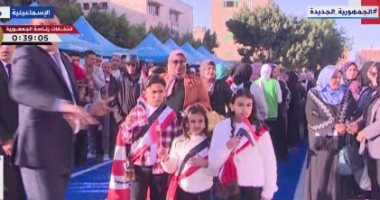 الأطفال يحملون علم مصر ويشاركون الناخبين فرحة الاقتراع بانتخابات الرئاسة