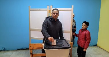 كريم شحاتة يدلى بصوته فى الانتخابات الرئاسية بالمهندسين.. صور